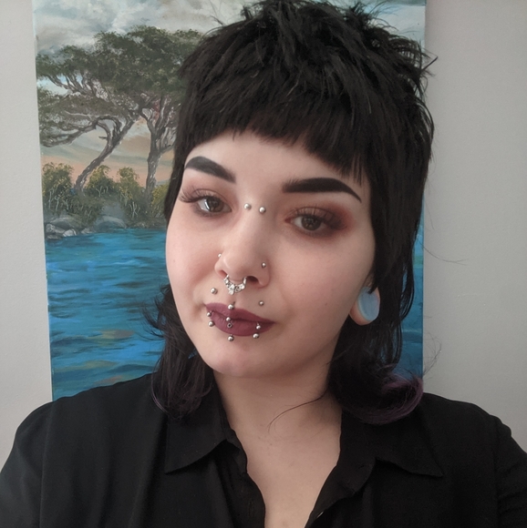 Meet your Posher, Emily (: ✨ - Picture 3 of 8